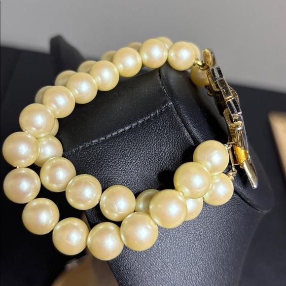 Vintage RICHELIEU Faux Pearl Double Strand and Gold Tone Bracelet - Picture 4 of 9